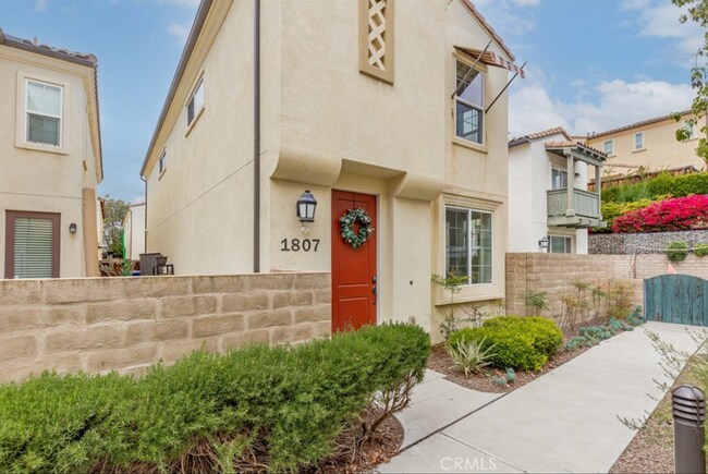 Building Photo - Spacious 3 Bed / 2.5 Bath Home in Chula Vista – Available May 15th