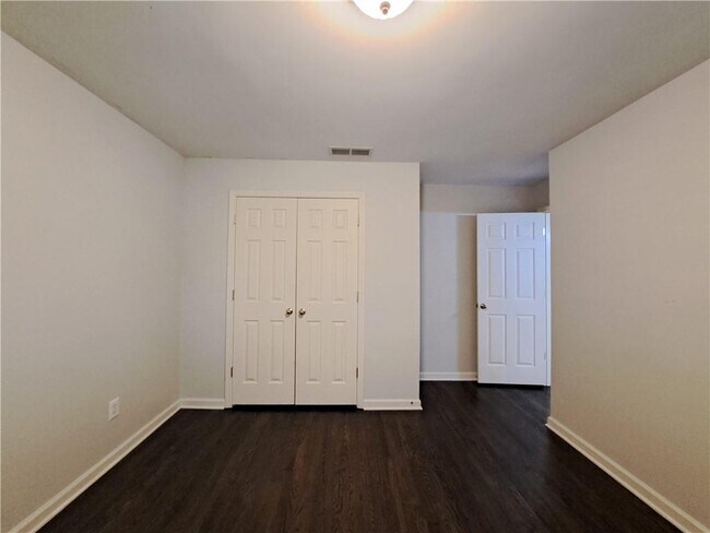 Building Photo - 2242 Lenox Walk NE