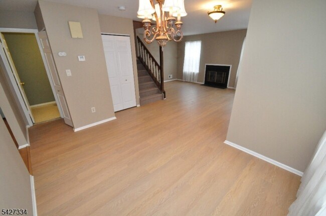 Building Photo - 352 Greenbriar Dr