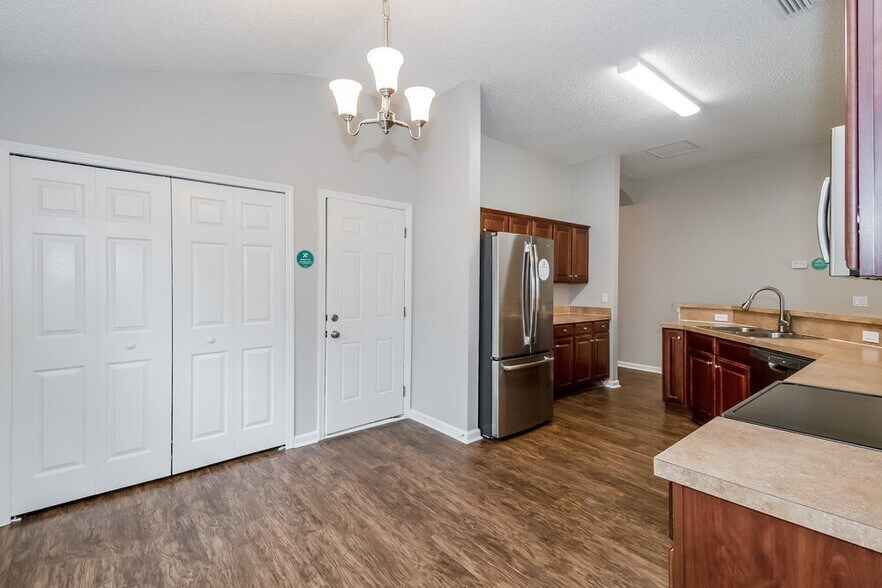 Building Photo - 1864 Creekview Dr