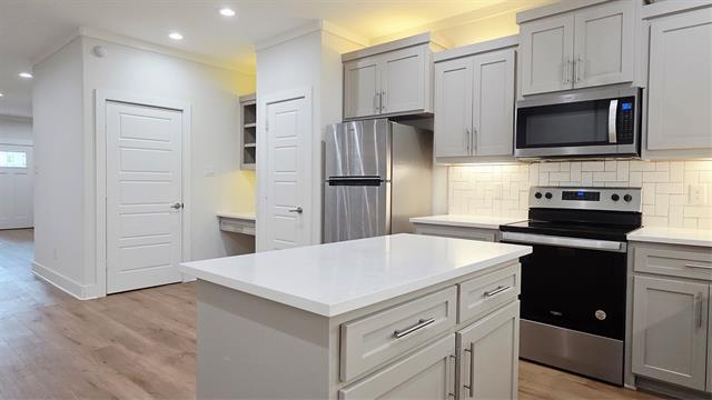 Building Photo - 4022 Ivanhoe Ln