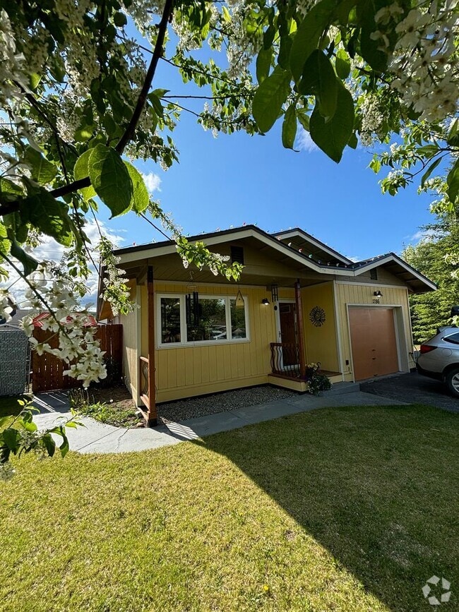Building Photo - Cozy 3-bedroom home / Pet friendly / Fence...