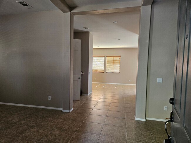 Building Photo - 5 BEDROOM OAK HILLS / HESPERIA HOME