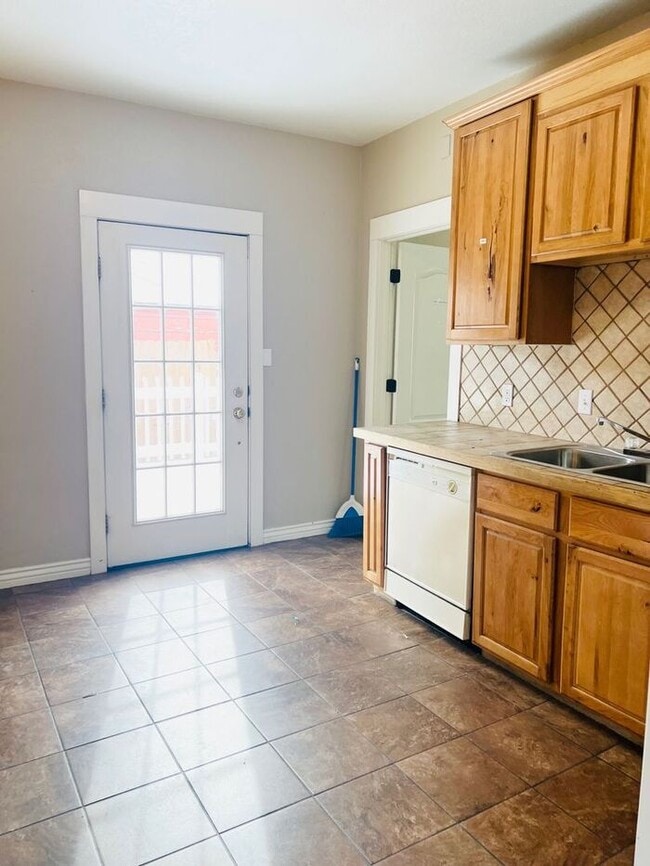 Building Photo - 4 bedroom, 2 Bath Duplex with 1 car detached garage Close to Downtown Greeley, CO