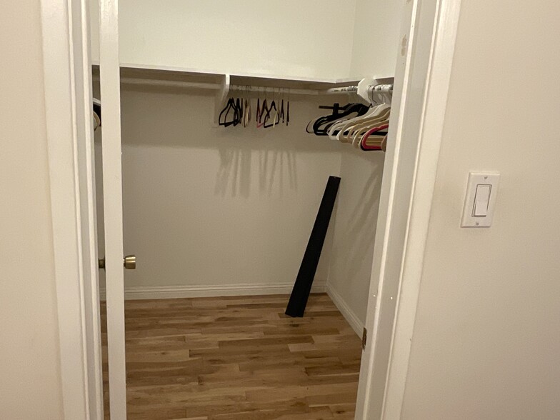 Master Closet - 1459 Rexford Dr