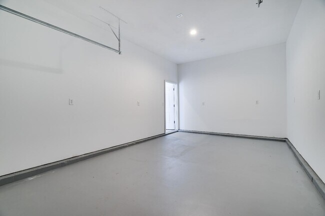 Building Photo - 9406 Juniper Dr