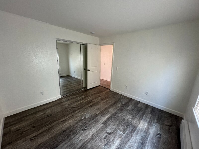 Building Photo - 300 Glenwood Cir