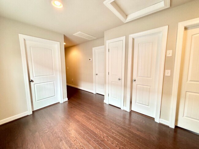 Building Photo - Gorgeous Home in Town Center Virginia Beach!