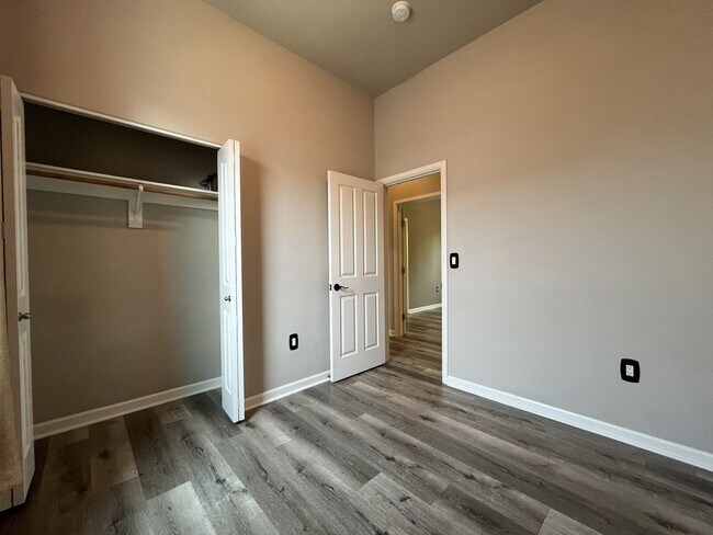 Building Photo - Distinctive 3-Story Tigard Townhouse with Stainless Steel Kitchen, Vaulted Ceilings & Attached 2-...