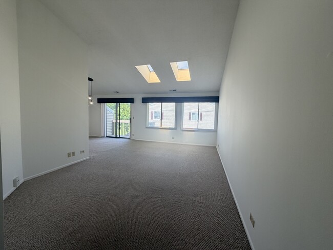 Building Photo - 995 Pine Tree Circle North