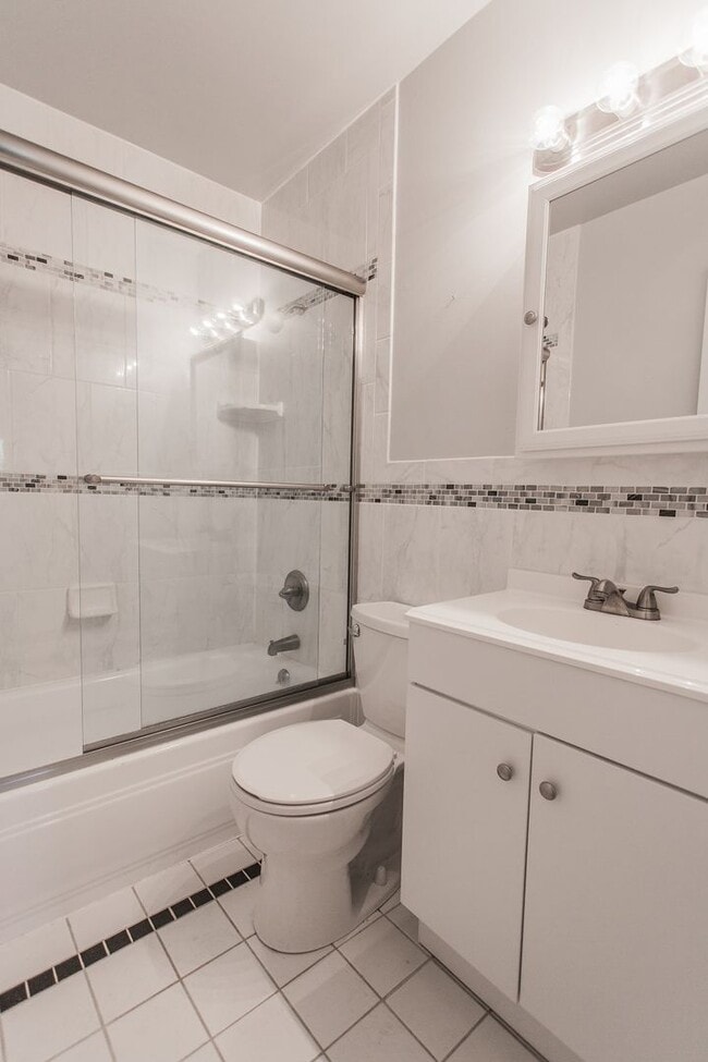 Building Photo - Immaculate Fully Renovated 2 bed/1 bath!