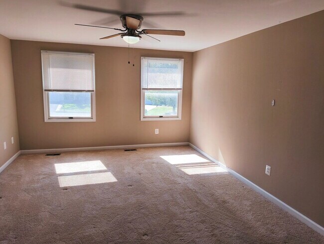 Building Photo - Inviting Townhome in Sterling with Spaciou...