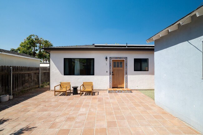 Building Photo - Contemporary New home in Monrovia