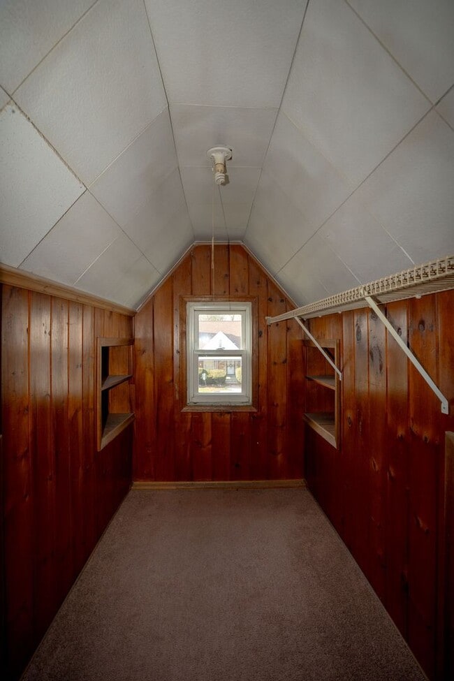 Building Photo - Update charming 3 bedroom bungalow