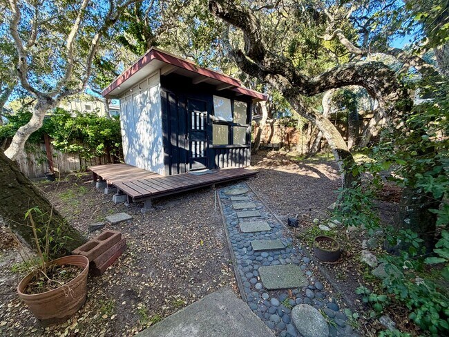 Building Photo - Unique 2 bedroom 2 bath home in Pacific Grove!