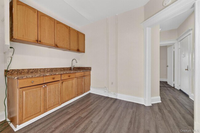 Building Photo - 74 Oak St