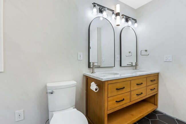 Building Photo - 412 E Oakland Ave