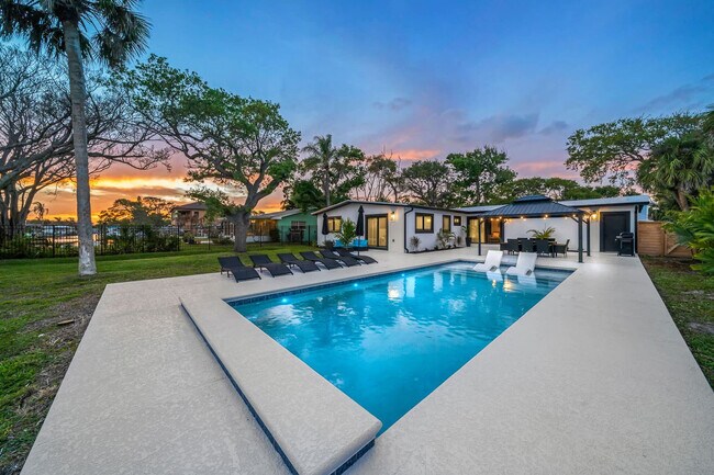 Building Photo - 115 Esther Dr