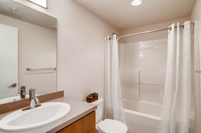 Building Photo - 2 Bedroom Loft Style Townhome Near Microsoft!