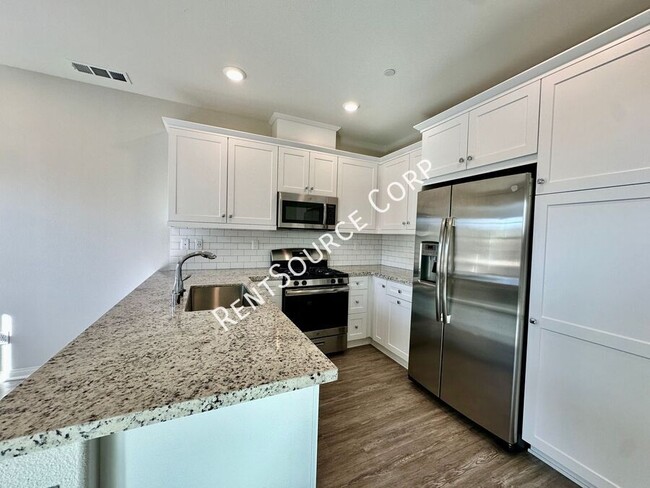 Building Photo - 2 Bedroom Townhome w/ SOLAR located in San...