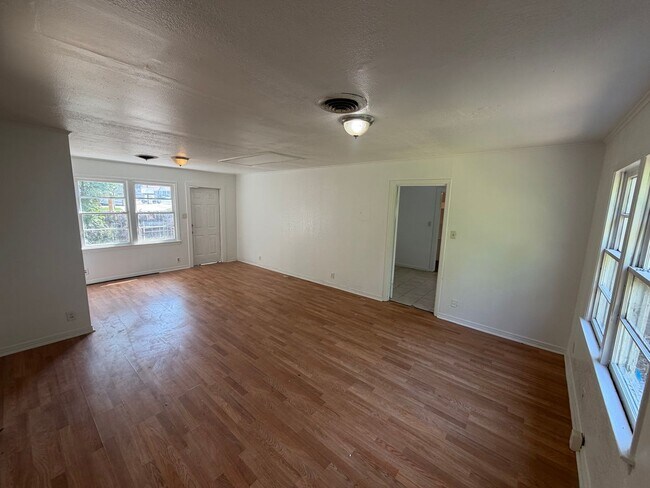 Building Photo - Cute Two Bedroom Home