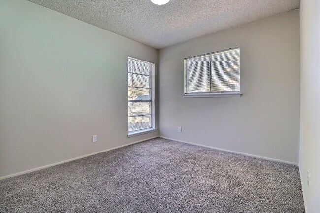 Building Photo - Cozy 3-Bed Home with Eat-In Kitchen & Covered Patio in Converse.