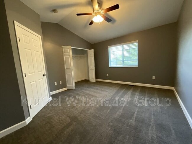 Building Photo - 704 Fountain View Dr