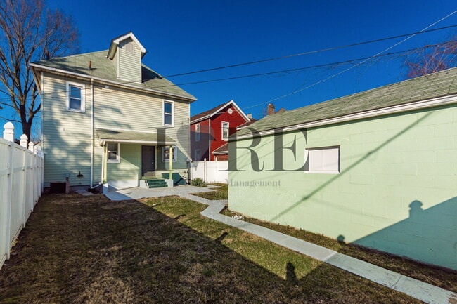 Building Photo - 158 Dakota Ave