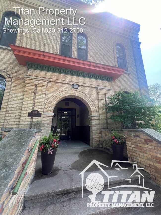 Building Photo - 207 E Irving Ave