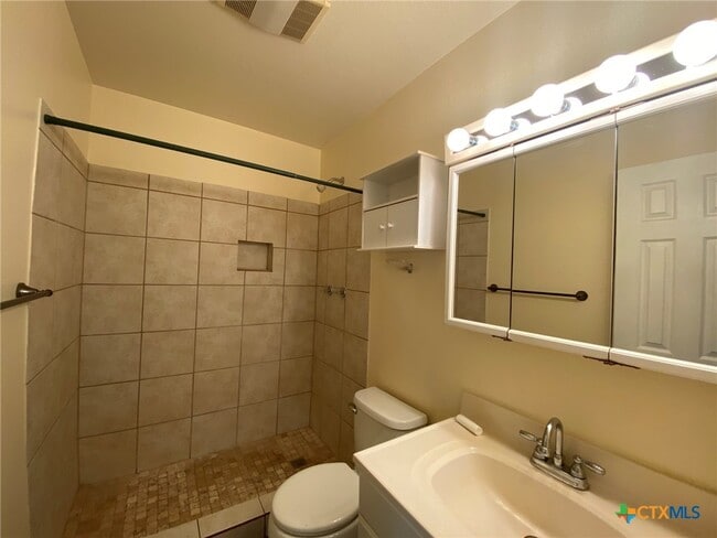 Building Photo - 570 Beverly Ln