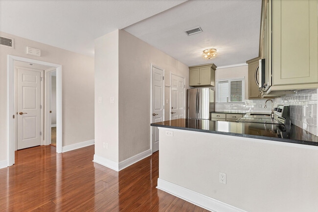 Building Photo - 301 S Gulfstream Ave