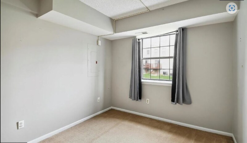 Building Photo - 3005 Valley Dr