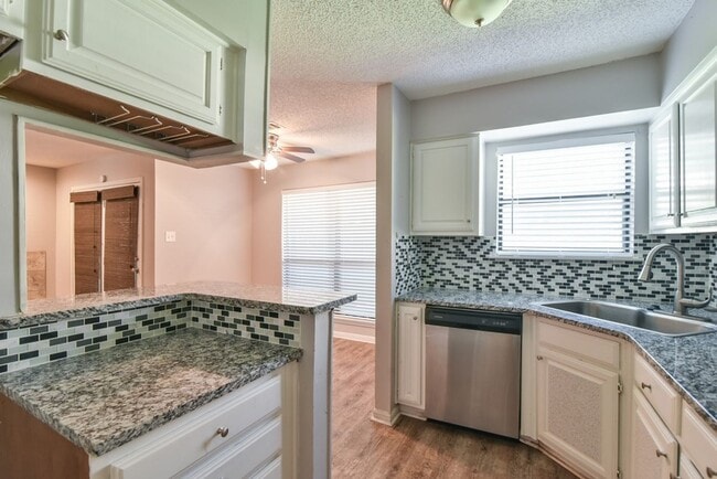 Building Photo - Affordable 2 bedroom in North Arlington