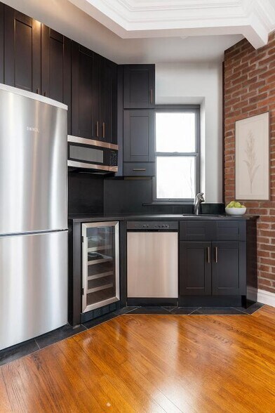 Building Photo - 252 Mott St