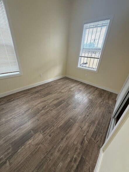 Building Photo - 602 W 87th St
