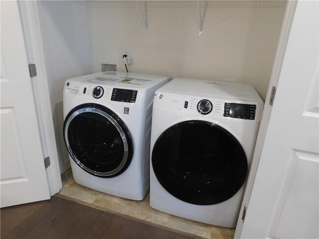 Building Photo - 887 Society Cir