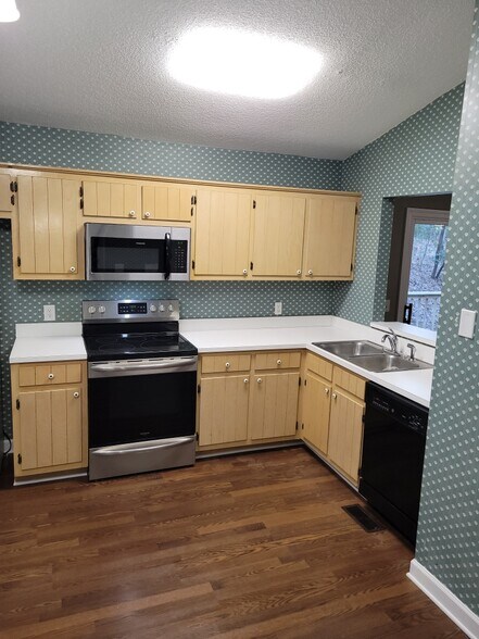 Kitchen - 7016 Cedar Rd