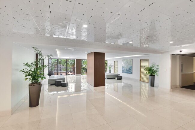 Building Photo - 540 Brickell Key Dr