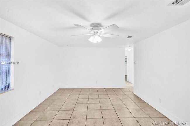 Building Photo - 11652 NE 11th Pl