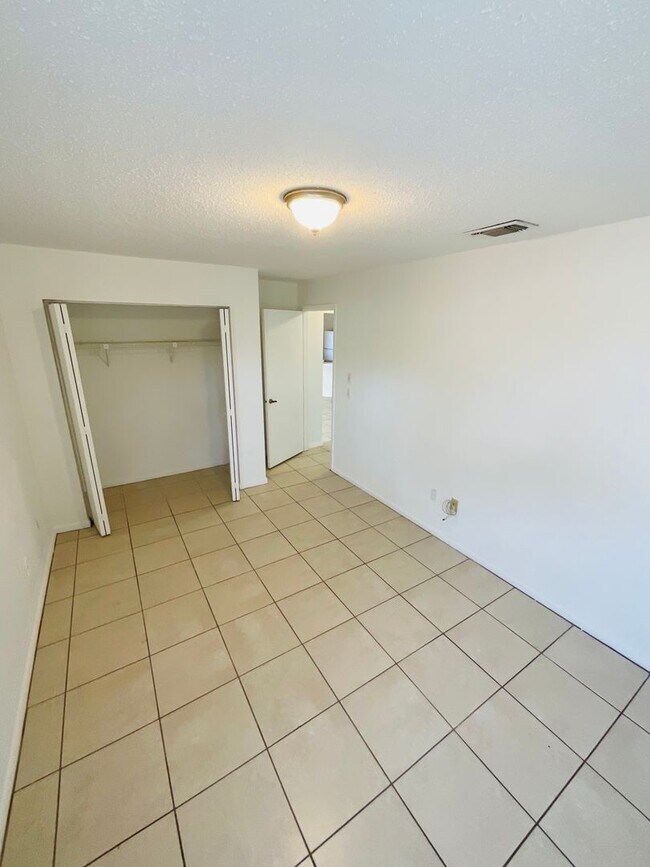 Building Photo - 2/1.5 Side A of Duplex in Fort Pierce