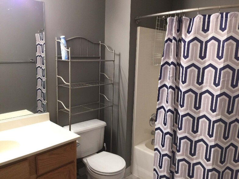 Building Photo - 1323 SE Delaware Ave