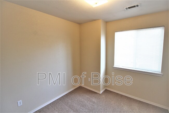 Building Photo - 1031 E Iowa Ave