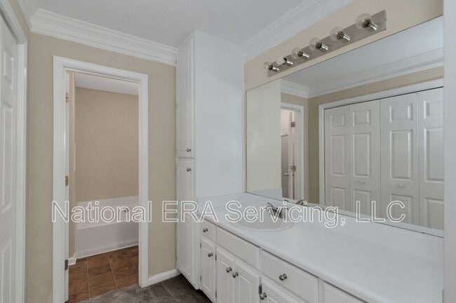 Building Photo - 30 Oaklake Ct