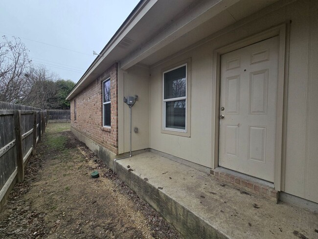 Building Photo - 905 Rosewood Dr