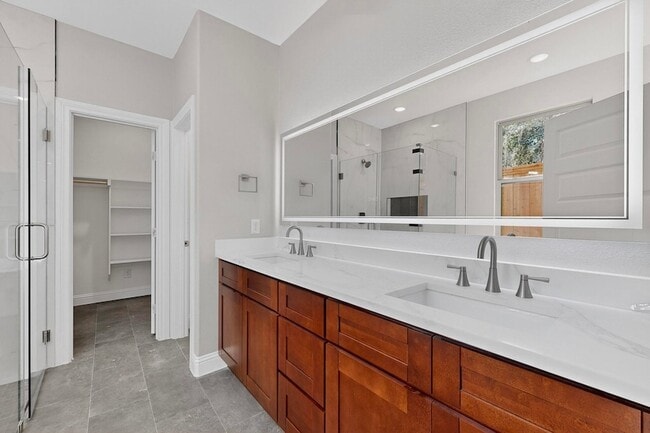 Building Photo - 1828 Highland Dr E