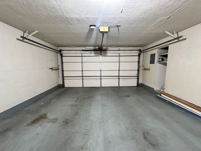 Building Photo - 2 Bedroom 2 Bath Townhome w/2 Car Garage and Refrigerated Air