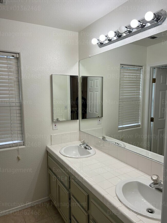 Building Photo - Stunning 4-bedroom, 3 bathroom home located in the westside of Bakersfield this  spacious house o...