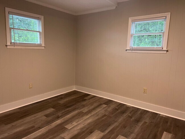 Building Photo - Newly Updated All-Brick Home in Growing Ne...