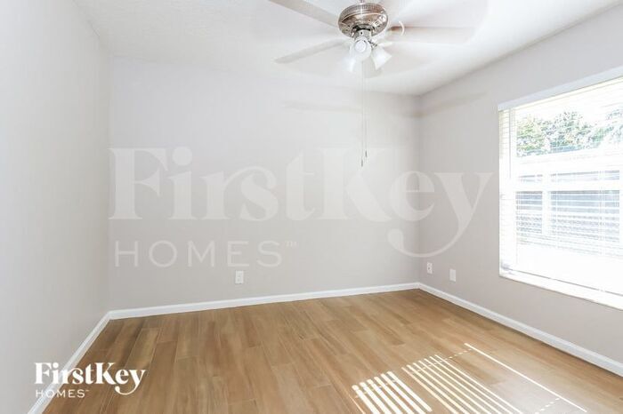 Building Photo - 562 SW Dairy Rd