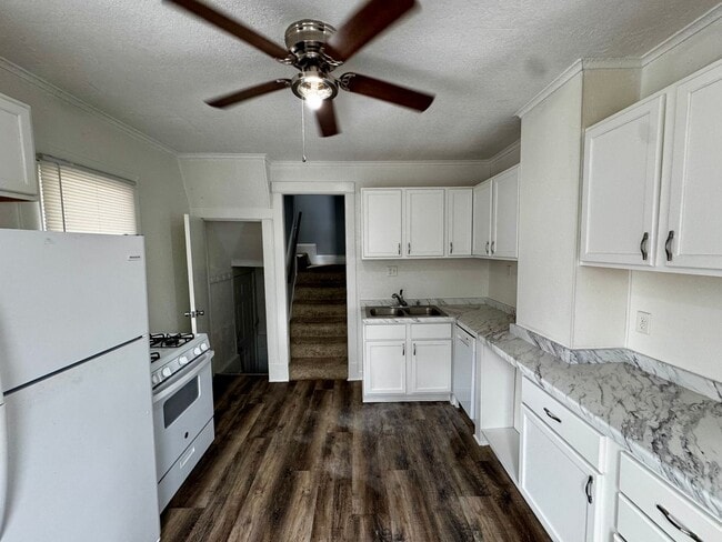 Building Photo - 5 Bed + Bonus Room House | Across from Park | 3 Stories | $1,450